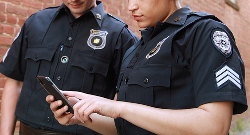 La AEPD prohíbe en una reciente resolución que la policía fotografíe DNI con móviles personales