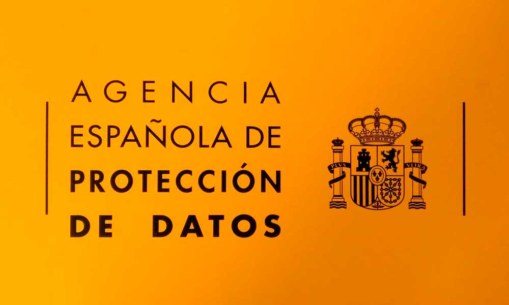 Agencia Española de Protección de Datos sanciona a municipio por exponer los datos personales de un infractor en una carta para notificar multa de tránsito.